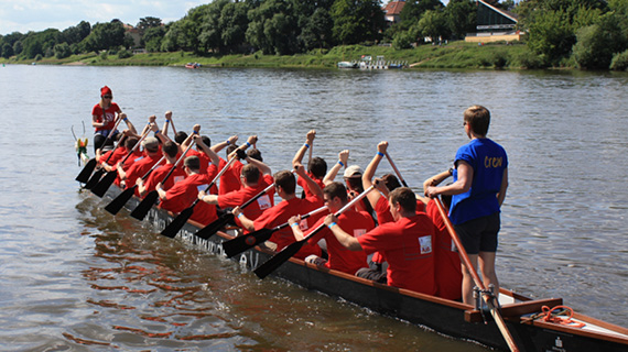 Viele Personen in einem, Drachenboot mit roten Shirts
